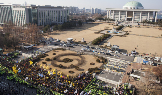 <탄핵표결> 탄핵 촉구 집회하는 시민들      (서울=연합뉴스) 최재구 김도훈 기자 = 박근혜 대통령에 대한 탄핵소추안 표결이 예정된 9일 오전 서울 영등포구 국회 앞에서 시민들이 탄핵촉구 집회를 벌이고 있다. 2016.12.9 [항공촬영팀]      superdoo82@yna.co.kr  (끝)